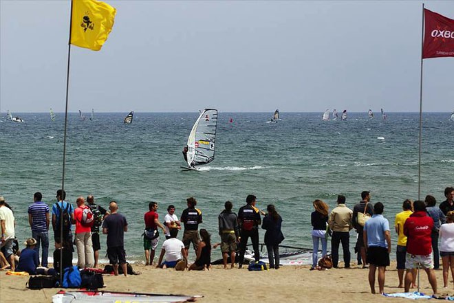 Action in front of the crowds - PWA World Cup Catalunya Costa Brava 2011 Day 5 ©  John Carter / PWA http://www.pwaworldtour.com